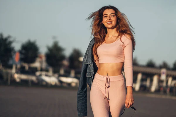 Retrato Una Joven Hermosa Mujer Vestida Con Ropa Casual Calle — Foto de Stock