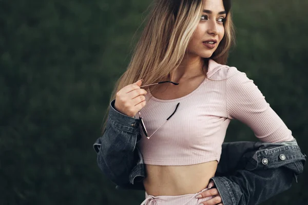 Retrato Jovem Mulher Bonita Roupas Casuais Rua Vestida Com Camisa — Fotografia de Stock