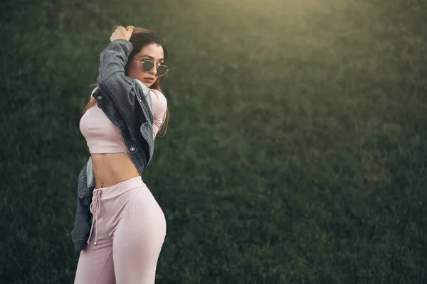 Retrato Una Joven Hermosa Mujer Vestida Con Ropa Casual Calle — Foto de Stock