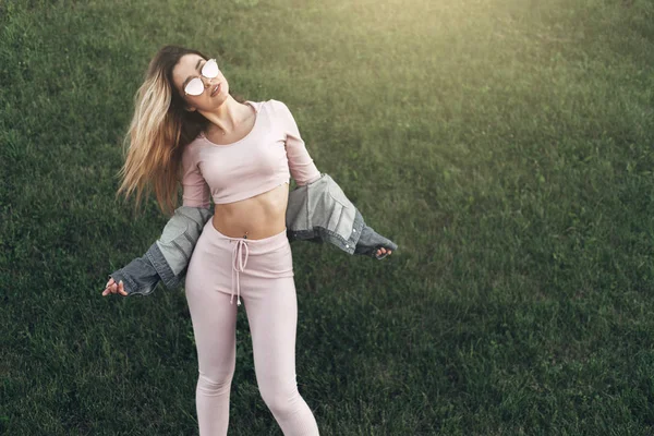 Portret Van Jonge Mooie Vrouw Casual Kleding Straat Gekleed Een — Stockfoto