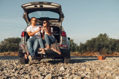 Mutlu Traveler çift üzerinde Suv araba batımına piknik
