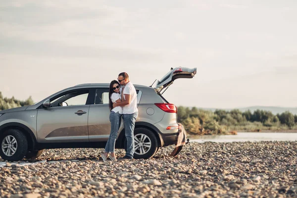 Casal Feliz Roadtrip Para Pôr Sol Suv Car — Fotografia de Stock