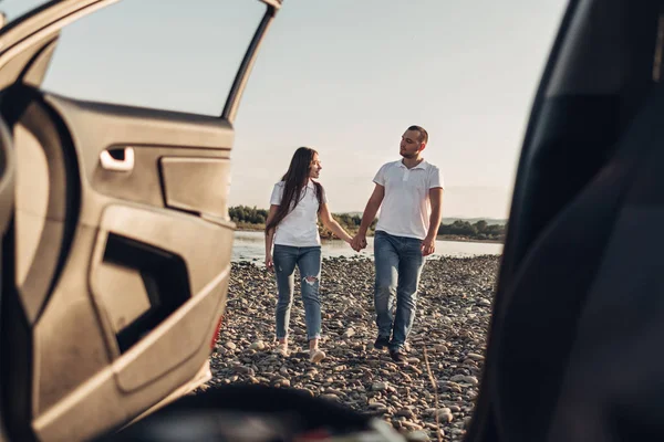 Couple Heureux Sur Route Dans Coucher Soleil Dans Voiture Suv — Photo