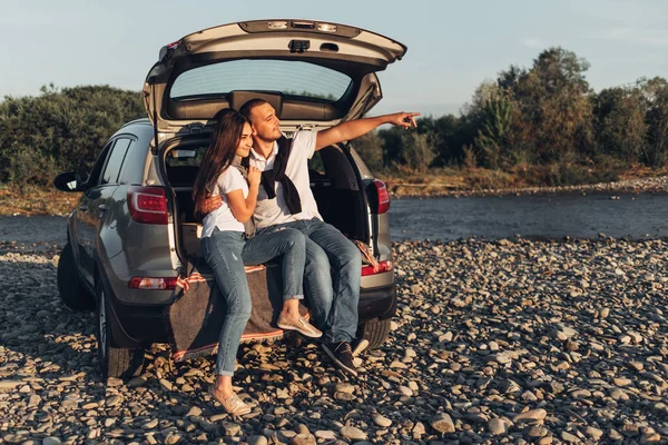Happy Couple Roadtrip Auringonlaskuun Suv Car — kuvapankkivalokuva