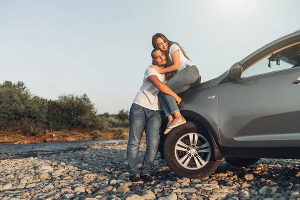 Pareja Feliz Viaje Por Carretera Atardecer Suv Car — Foto de Stock