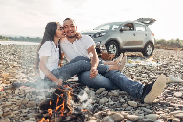 Gelukkig Reiziger Paar Picknick Zonsondergang Met Suv Auto — Stockfoto