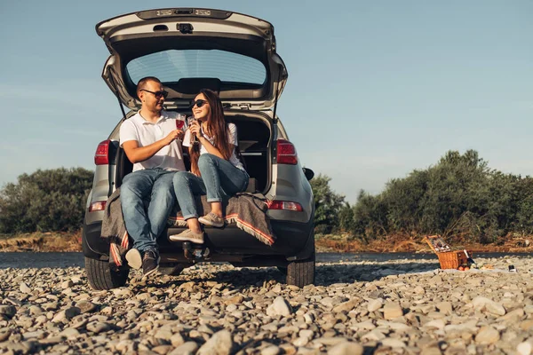 Happy Traveler Pasangan Pada Picnic Sunset Dengan Suv Mobil — Stok Foto