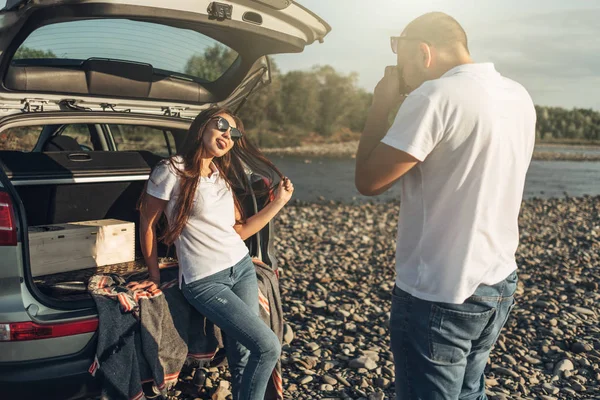 Couple Heureux Sur Route Dans Coucher Soleil Dans Voiture Suv — Photo