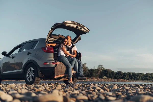 Couple Heureux Sur Route Dans Coucher Soleil Dans Voiture Suv — Photo