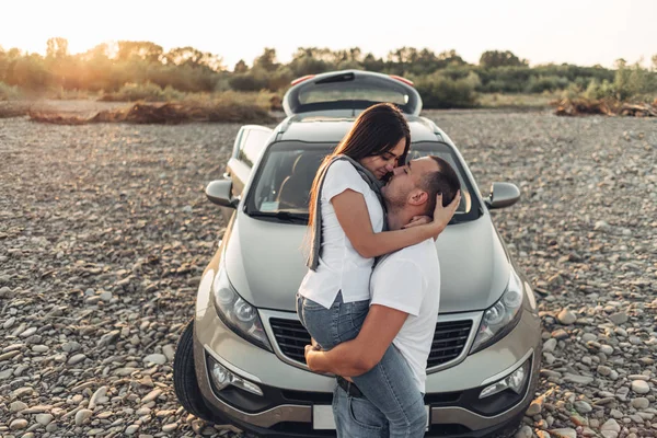 Casal Feliz Roadtrip Para Pôr Sol Suv Car — Fotografia de Stock