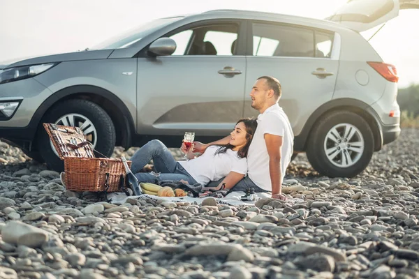 Pareja Feliz Viajero Picnic Atardecer Con Coche Suv —  Fotos de Stock