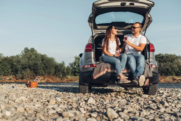 Pareja Feliz Viajero Picnic Atardecer Con Coche Suv — Foto de Stock