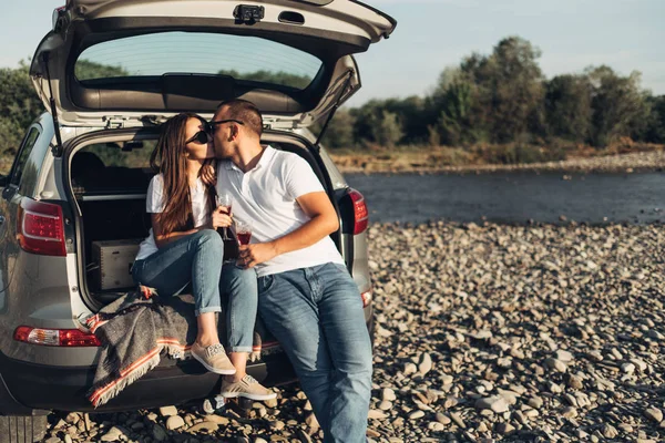 Pareja Feliz Viajero Picnic Atardecer Con Coche Suv —  Fotos de Stock