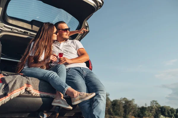 Happy Couple Roadtrip Sunset Suv Car — Stock Photo, Image