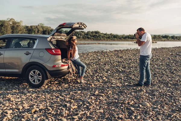 Pareja Feliz Viaje Por Carretera Atardecer Suv Car —  Fotos de Stock