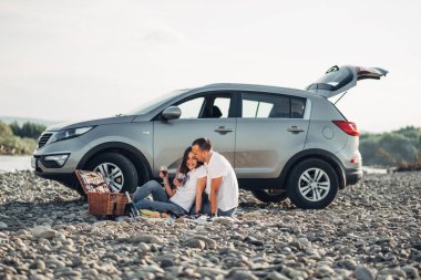 Mutlu Traveler çift üzerinde Suv araba batımına piknik