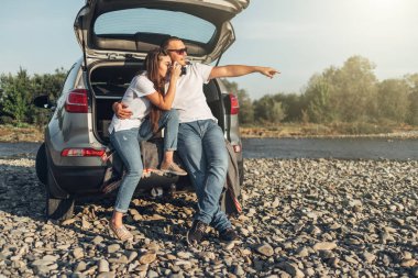 Mutlu çift Roadtrip Suv arabada batımına üzerinde