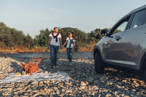 Lyckliga Paret Roadtrip Mot Solnedgången Suv Bil — Stockfoto
