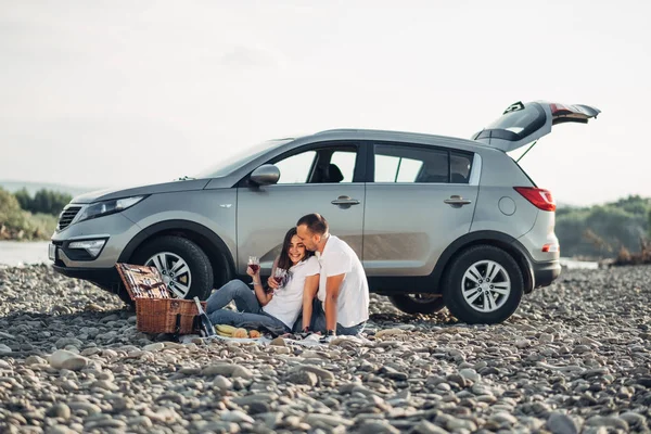 Feliz Casal Viajante Piquenique Para Pôr Sol Com Carro Suv — Fotografia de Stock