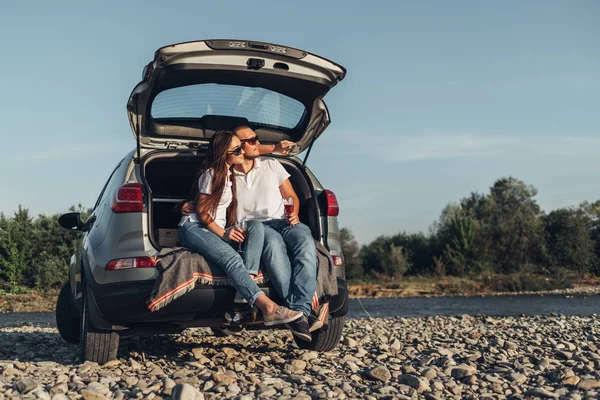 Pareja Feliz Viaje Por Carretera Atardecer Suv Car —  Fotos de Stock