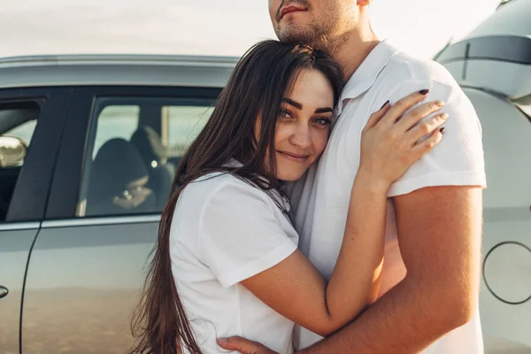 Gelukkige Paar Roadtrip Naar Zonsondergang Suv Auto — Stockfoto