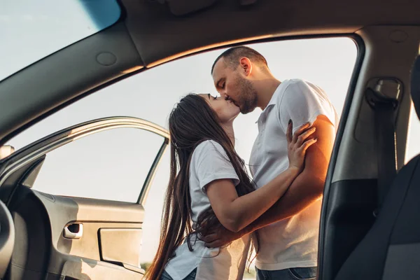 Pareja Feliz Viajero Picnic Atardecer Con Coche Suv — Foto de Stock