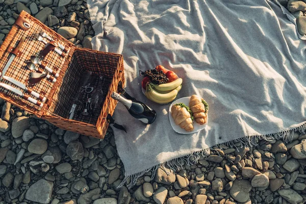 Szczęśliwy Podróżnik Para Piknik Zachodu Słońca Samochodów Suv — Zdjęcie stockowe