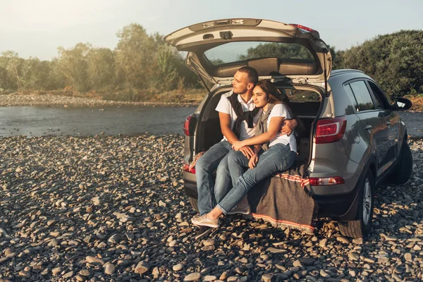 Couple Heureux Sur Route Dans Coucher Soleil Dans Voiture Suv — Photo