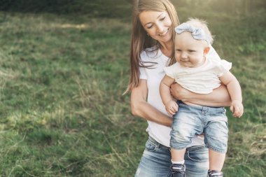 Mutlu anne ve eğleniyor, güneşli yaz zevk kızı