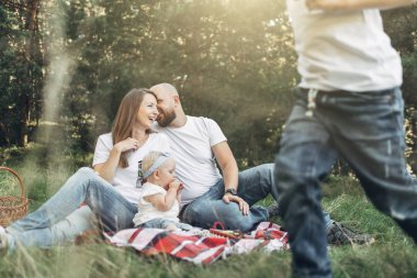 Piknik ormanda, Aile hafta sonu kavramı, dört kişi yaz zevk küçük çocukları ile birlikte genç çift