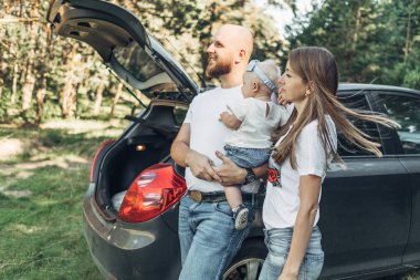 Aşık genç aile açık atış