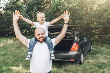 Mutlu baba ve oğul eğleniyor, güneşli yaz zevk