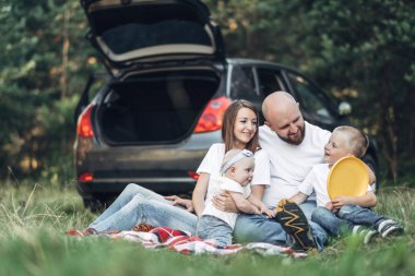 Piknik ormanda, Aile hafta sonu kavramı, dört kişi yaz zevk küçük çocukları ile birlikte genç çift