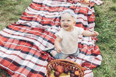 Mutlu küçük kızı portresi