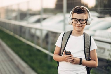 Açık havada Withe kulaklıklarla müzik dinlemek çocuk portresi