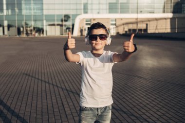 Açık havada Withe kulaklıklarla müzik dinlemek çocuk portresi