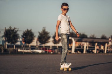 Beyaz gömlekli patenci çocuk portresi