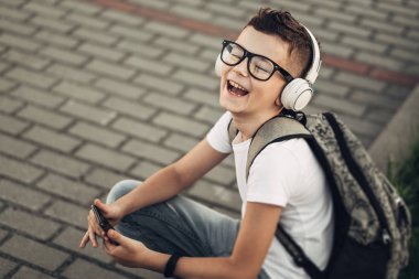 Açık havada Withe kulaklıklarla müzik dinlemek çocuk portresi