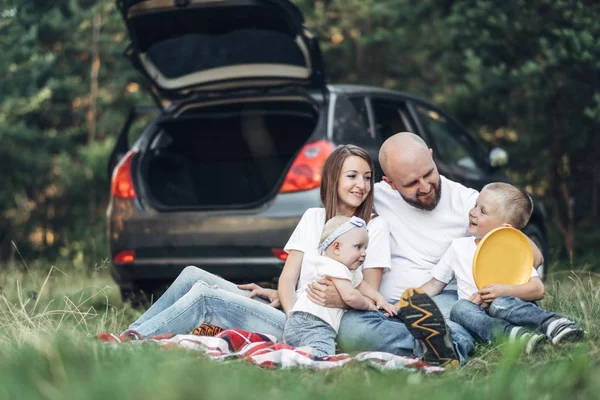 Les Jeunes Couples Avec Leurs Petits Enfants Pique Niquent Forêt — Photo