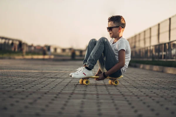 Retrato Skater Boy Camisa Branca — Fotografia de Stock