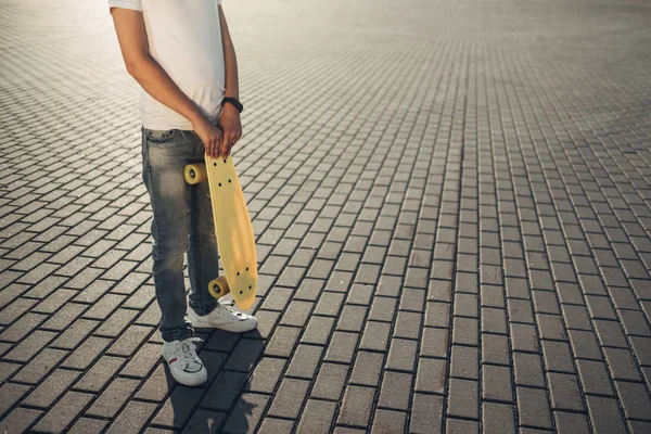 Netter Kleiner Kerl Mit Skateboard Der Hand — Stockfoto
