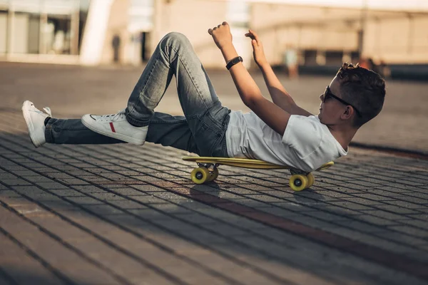 Retrato Skater Boy Camisa Branca — Fotografia de Stock