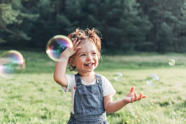 Πορτρέτο Του Ευτυχισμένο Κοριτσάκι Διασκεδάζοντας Στο Πάρκο — Φωτογραφία Αρχείου