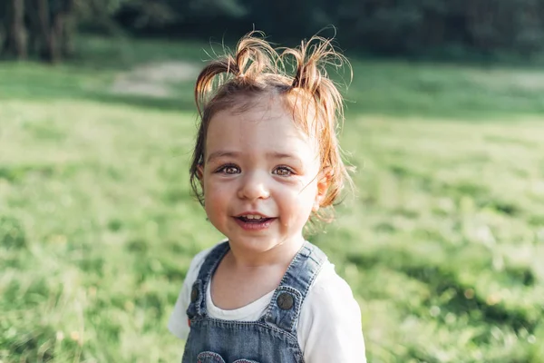 Retrato Niña Feliz Divirtiéndose Parque — Foto de Stock