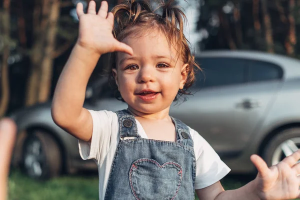 Portrait Joyeuse Petite Fille Amusant Dans Parc — Photo