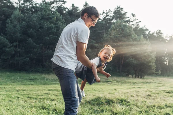 Glücklicher Vater Und Tochter Haben Spaß Genießen Sonnigen Sommertag — Stockfoto