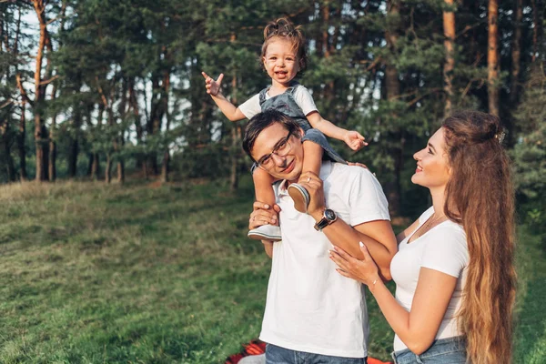 Junges Paar Mit Kleiner Tochter Park Vor Den Toren Der — Stockfoto