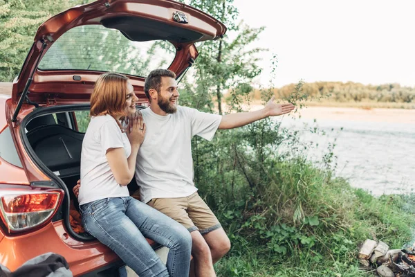 Pareja Joven Feliz Sentada Baúl Coche — Foto de Stock