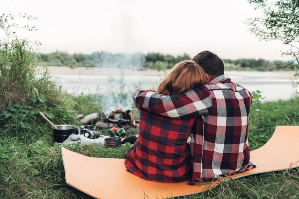 Feliz Jovem Casal Sentado Fogueira Fazendo Piquenique Natureza — Fotografia de Stock