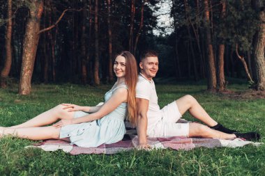 Güzel genç çift günbatımı dışında City adlı eğlenin